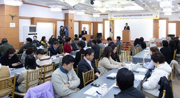 ▲2025 청양군 사회복지사협회 송년의밤 행사에서 김돈곤 군수가 축하의 말을 전하고 있다. /사진-청양군