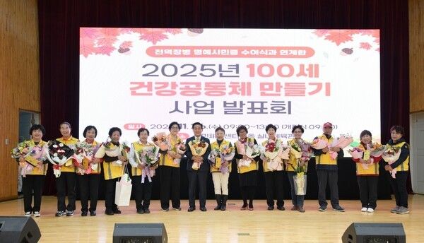 ▲백성현(왼쪽 일곱 번째) 논산시장이 유공자들에게 표창을 수여한 뒤 수상자들과 함께 기념촬영을 하고 있다. /사진-논산시