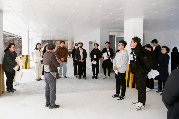 청년주택 입주자 환영 인사 나누는 남한권 울릉군수(사진제공=울릉군청)