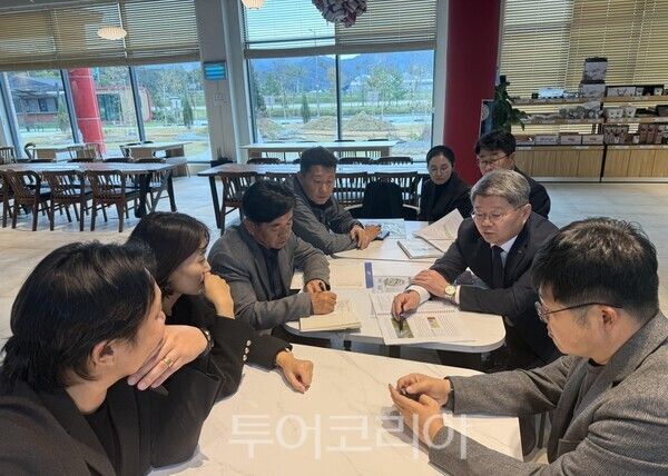 지난 10월 30일 농어촌공사 전북지역본부는 장수군 지역활력과, 한국농어촌공사 본사, 지역개발지원단과 함께 '농어촌체류형 쉼터 리빙랩 거버넌스 회의'를 개최했다. /사진-한국농어촌공사 전북지역본부