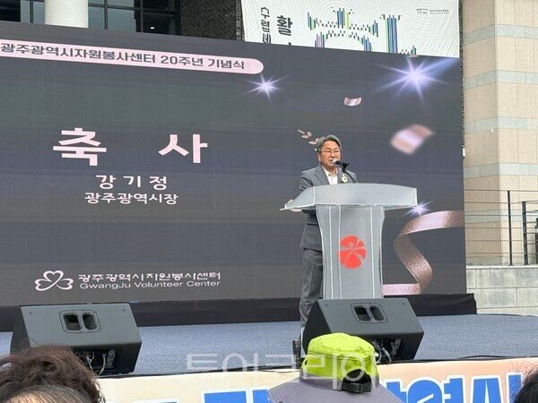 강기정 광주시장이 지난 1일 광주역사민속박물관 야외광장에서 열린 2025 광주 자원봉사박람회에 참석해 축사를 이야기 하고 있다. /사진-박정규 기자