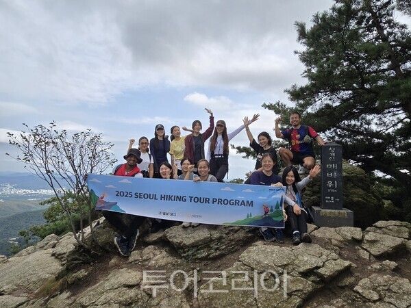 등산체험 프로그램에 참여 중인 외국인 등산객들의 모습/사진-서울관광재단