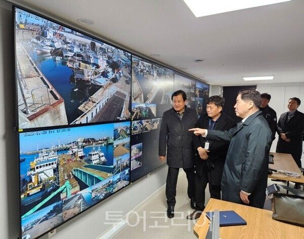 공사 이경규사장(오른쪽 첫번째)이 종합상황실을 점검하고 있다/투어코리아뉴스 김경남 기자