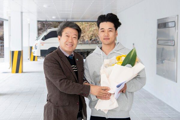 남한권 울릉군수 청년주택 입주자와 기념촬영 모습(사진제공=울릉군청)