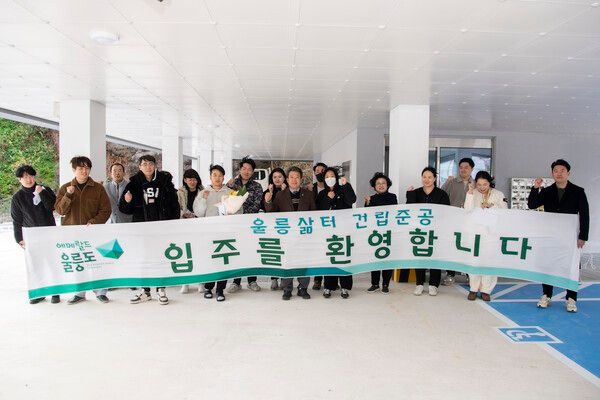 남한권 울릉군수 청년주택 입주자들과 기념촬영 모습(사진제공=울릉군청)
