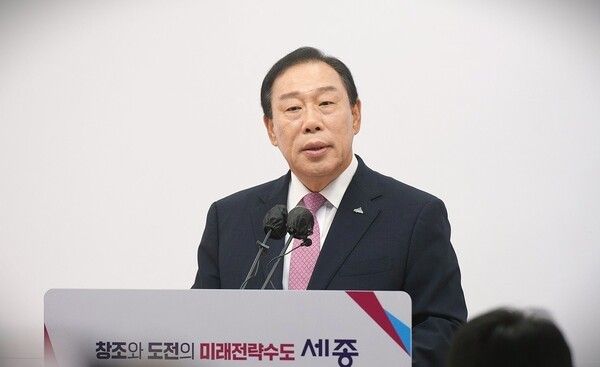 ▲최민호 세종시장이 지난 3일 시청 브리핑실에서 기자회견을 갖고 내년도 예산안 관련 기자들의 질문에 답변하고 있다. /사진=투어코리아뉴스