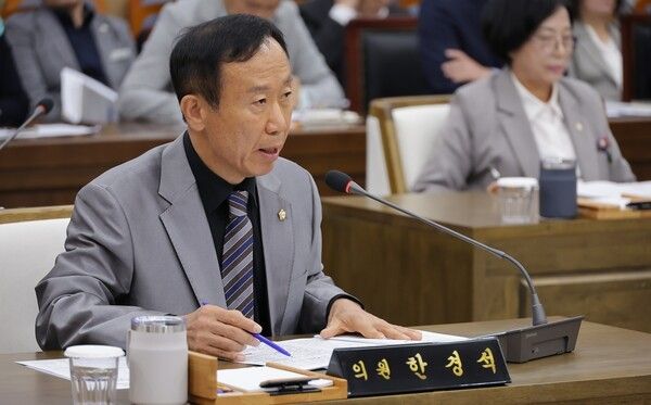 ▲질의 중인 한경석 서천군의원. /사진-서천군의회
