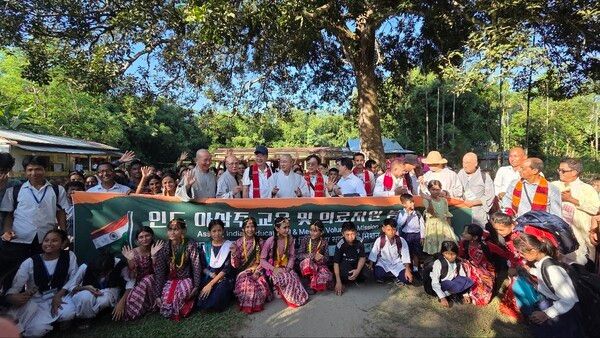 지난 4일, 붉은 사리와 전통 복장을 차려입은 힌두교 주민들이 긴 줄을 서며 한국 의료봉사단을 맞았다/사진제공=국제종교엽합.