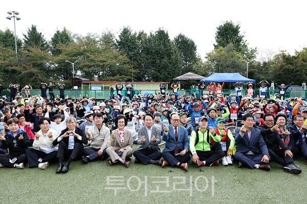 인천 동구가 지난달 19일 제6회 동구청장배 전국 외발자전거대회를 송현근린공원 인라인스케이트장에서 개최하고 있다.