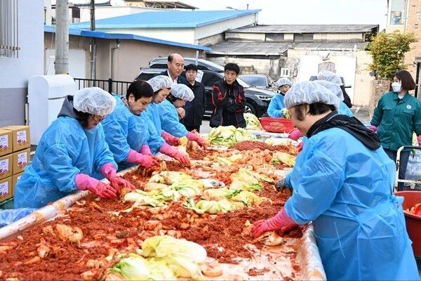 박형덕 동두천시장 사랑의 김장나눔 행사 참석 봉사자 격려 모습(사진제공=박형덕페이스북)