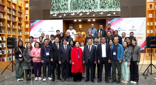 ▲세종시를 방문한 태국 이스포츠 관계자들 모습(앞줄 오른쪽 다섯 번째부터 최민호 시장, 피쳇 기드위차이 SSRU 교수) . /사진-세종시