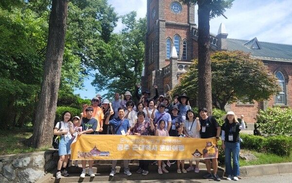 공주시 온라인 시민제도인 ‘온누리공주시민’ 가입자가 28만 8000명을 돌파했다(온누리공주시민 문화여행 모습). /사진-공주시