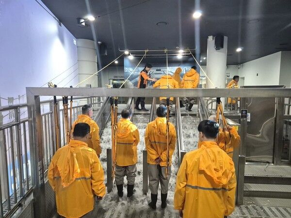 용산구가 추진한 재난대응 안전훈련에 참가한 서울역 쪽방주민들이 풍수해 재난 대응 훈련 모습(사진제공=용산구청)