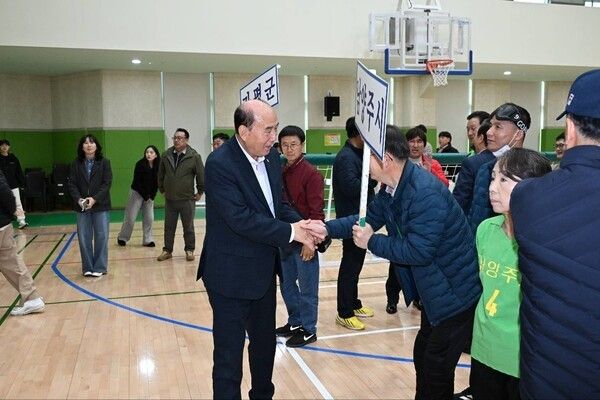 박형덕 동두천시장 제17회 경기도시각장애인 골볼대회 개회식 참석 선수단 격려 인사 모습(사진제공=박형덕페이스북)