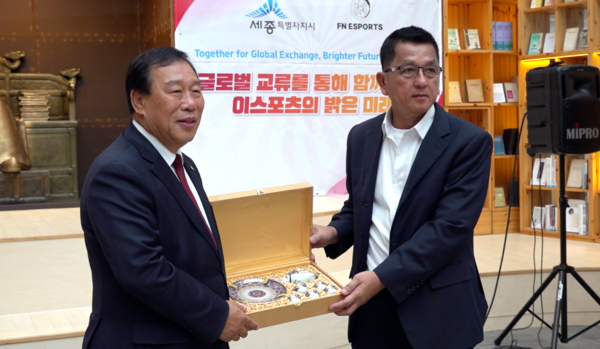 ▲왼쪽부터 최민호 세종시장, 태국 피쳇 기드위차이 SSRU 교수. /사진-세종시