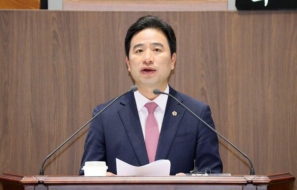 ▲신영호(서천2·국민의힘) 충남도의원이 5일 열린 1차 본회의 5분 발언에서 “금강하굿둑 배수갑문 확장을 위한 면밀한 타당성 조사 예산 확보가 시급하다”고 강조했다. 사진=충남도의회