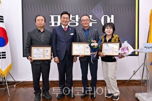 소상공인의 날 수상자와 전진선 군수/투어코리아뉴스 김경남 기자