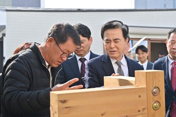▲김태흠(가운데) 충남지사가 ‘2025 충남건축문화제’에 전시된 작품들을 살펴보고 있다. /사진-충남도