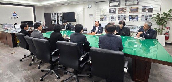 하남시의회 의장단과 상임위원장단은 5일 이현재 하남시장실을 방문 모습(사진제공=하남시의회)
