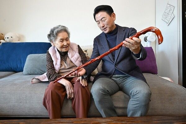김동근 의정부시장 100세 어르신에게 장수지팡이 전달 모습(사진제공=김동근페이스북)