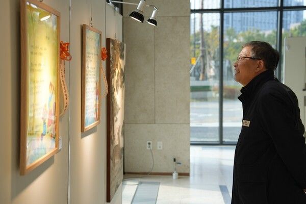 김경호 광진구청장 1층 전시공간 작품 관람 모습(사진제공=김경호페이스북)