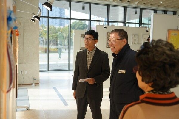 김경호 광진구청장 1층 전시공간 방문 모습(사진제공=김경호페이스북)