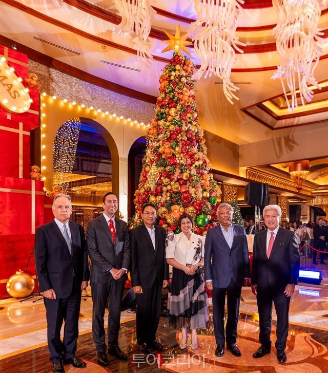 (왼쪽부터) 솔레어 리조트 운영 담당 수석 부사장 데이비드 배첼러, 게임 부문 총괄 부사장 사이러스 셰라팟, 파라냐케시 에드윈 올리바레스 시장, 관광부 샤를린 바틴 차관보, PAGCOR 알레한드로 텡코 회장 겸 CEO, 블룸베리 리조트 건설 및 규제 담당 부회장 도나토 알메다