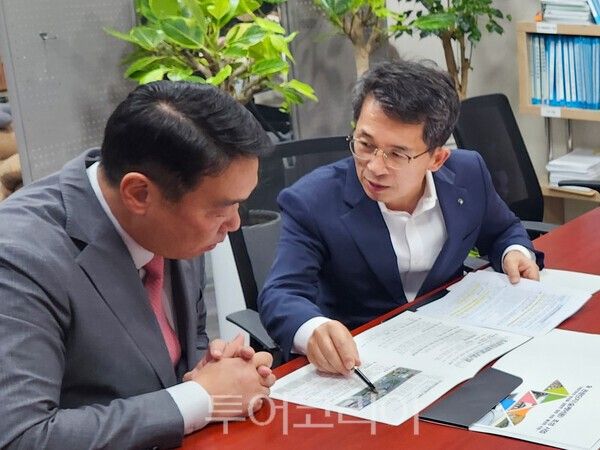 유정근 영주시장 권한대행이 정희용 국회의원을 만나 사업을 설명하고 있다/영주시 제공