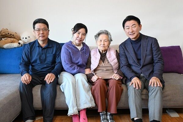 김동근 의정부시장 신곡1동 100세 어르신 댁 방문 기념촬영 모습(사진제공=김동근페이스북)