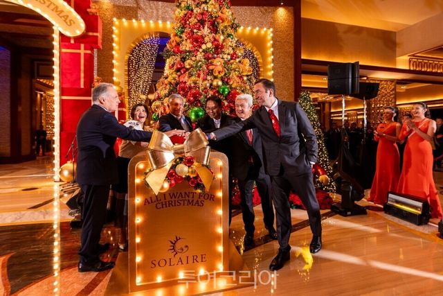 참가자들이 솔레어 크리스마스 점등식을 하고 있다./사진-솔레어 리조트