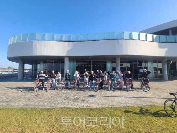 시흥시에서 자전거 투어를 즐기는 외국인들의 모습/시흥시 제공