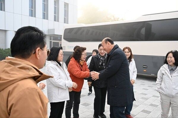 박형덕 동두천시장 소요동 주민자치위원회 역량강화 워크숍 출발 격려 인사 모습(사진제공=박형덕페이스북)