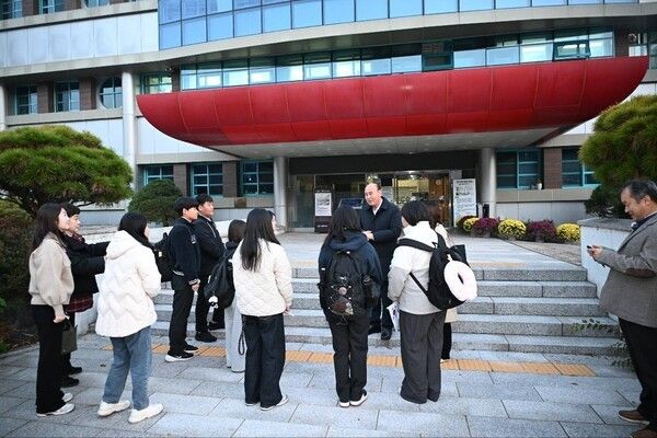 박형덕 동두천시장 한빛누리중학교 꿈이룸 동아리 해외견학 출발 격려 인사 모습(사진제공=박형덕페이스북)