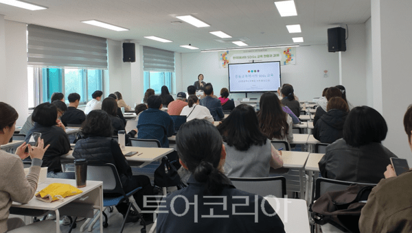 인천광역시교육청이 지난 6일 ‘2025 대한민국 지속가능발전대회’에서 ‘한국의 지속가능발전목표 교육 우수사례’ 세션에 초청돼 ‘인천형 세계시민교육 우수사례’를 발표하고 있다.