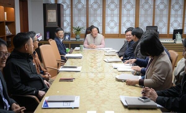 최민호(가운데) 세종시장이 공직자들과 함께 지역 소비 촉진을 위한 간담회를 갖고 있다. /사진-세종시