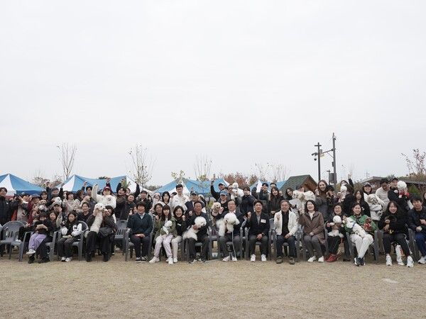 이현재 하남시장 2025 하남시 반려동물 문화축제 참석자들과 기념촬영 모습(사진제공=하남시청)