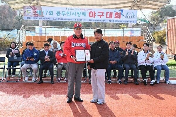 박형덕 동두천시장 우수선수 표창 수여후 기념촬영 모습(사진제공=박형덕페이스북)