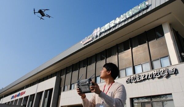 ▲드론 조종 모습. /사진-논산시