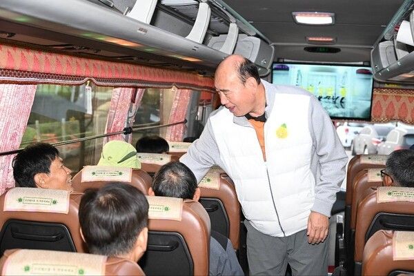 박형덕 동두천시장 소통인사 모습(사진제공=박형덕페이스북)