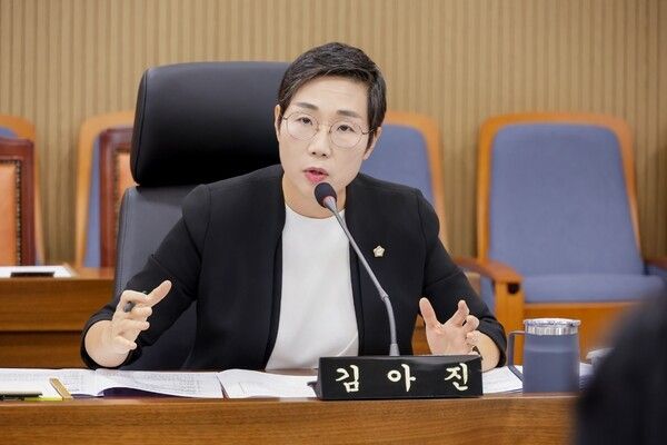 ▲질의 중인 김아진 서천군의회 부의장 모습. /사진-김아진 의원실