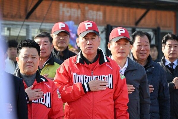 박형덕 동두천시장 제17회 동두천시장배 야구대회 참석 국민의례 모습(사진제공=박형덕페이스북)