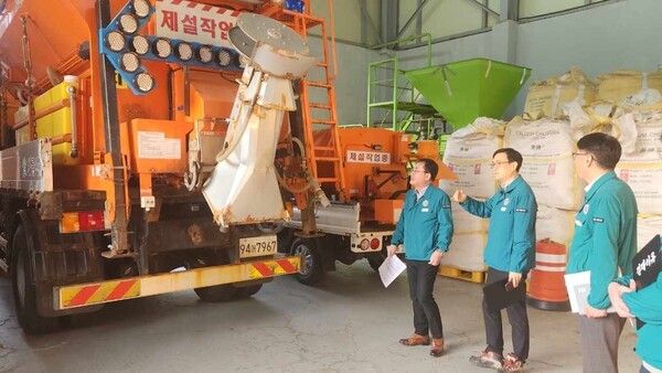 ▲겨울철 폭설 대비를 위한 제설대책 점검 모습. /사진-계룡시