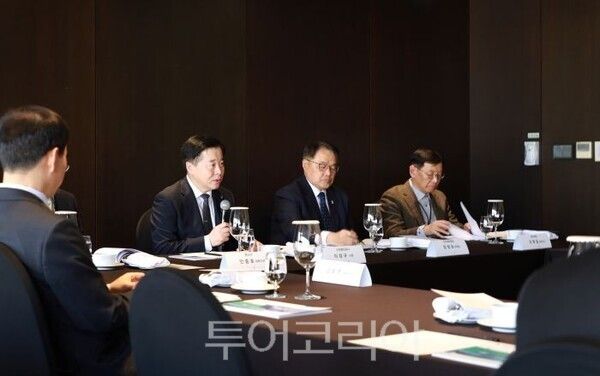 이경규 사장(왼쪽 첫번째)이 모두 발언을 하고 있다/투어코리아뉴스 김경남 기자