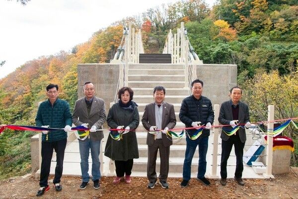 남한권 울릉군수 울릉 울렁다리 준공식 테이프 컷팅식 기념촬영 모습(사진제공=울릉군청)