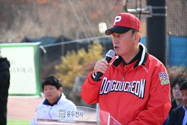 박형덕 동두천시장 제17회 동두천시장배 야구대회 참석 격려사 모습(사진제공=박형덕페이스북)