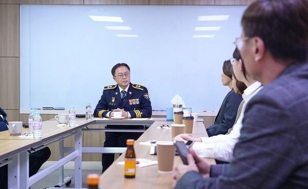 ▲임정주(왼쪽) 충남경찰청장이 지난 7일 충남 해바라기센터와 주취자응급의료센터를 방문해 사회적약자 보호 업무의 중요성을 당부하고 있다. /사진-충남경찰청