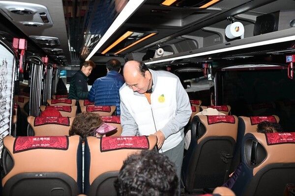 박형덕 동두천시장 소통 인사 모습(사진제공=박형덕페이스북)