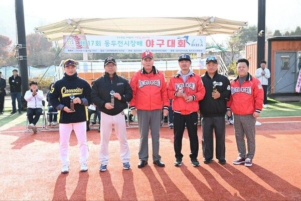 박형덕 동두천시장 동두천시야구협회 관계자 감사패 전달후 기념촬영 모습(사진제공=박형덕페이스북)