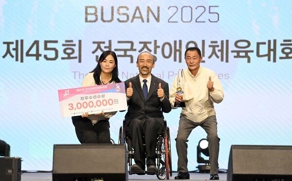 ▲임규모(오른쪽) 세종시장애인체육회 사무처장과 이연경(왼쪽) 총괄부장이 정진완 대한장애인체육회장에게 사격 부문 김정남 선수의 최우수선수상을 대리 수상하고 있다. /사진-세종시