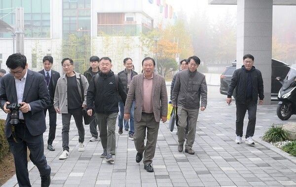 최민호(가운데) 세종시장을 비롯한 공직자들이 지역경제 활성화를 위해 두 팔을 걷고 나섰다. /사진-세종시